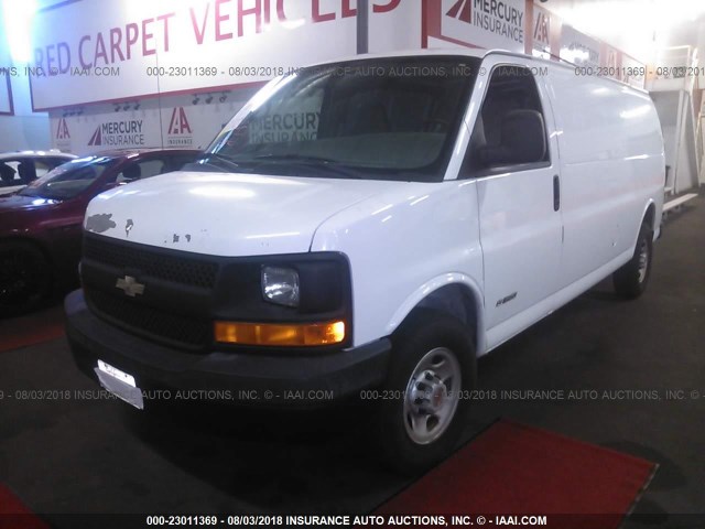 1GCHG39UX51200889 - 2005 CHEVROLET EXPRESS G3500  WHITE photo 2