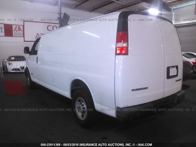 1GCHG39UX51200889 - 2005 CHEVROLET EXPRESS G3500  WHITE photo 3