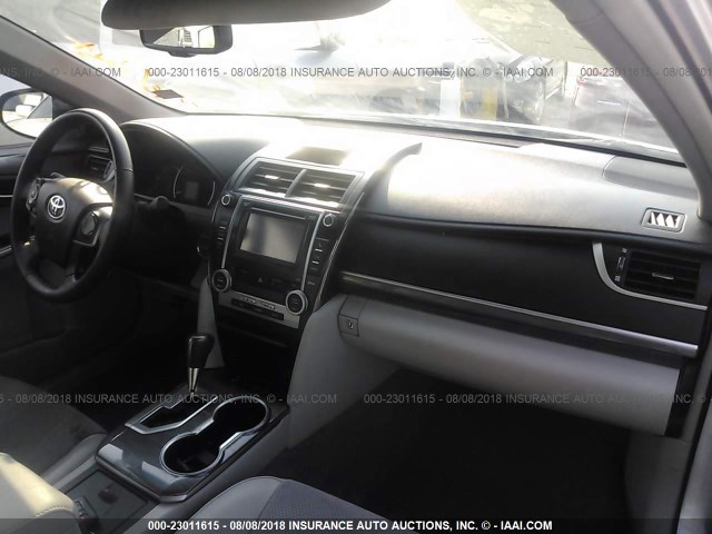 4T1BD1FK8EU109300 - 2014 TOYOTA CAMRY HYBRID/LE/XLE 银色 照片 5