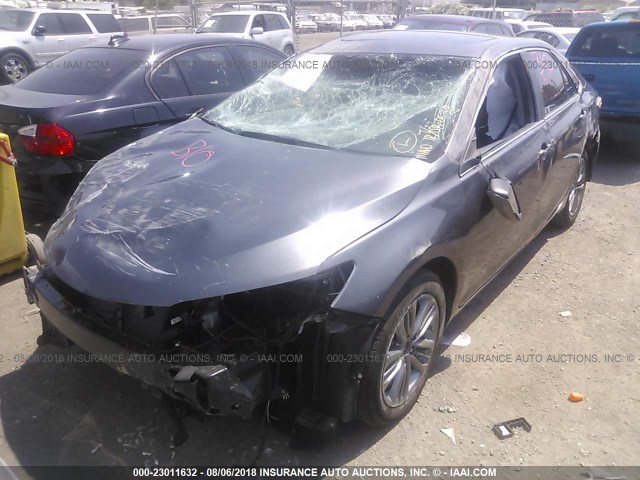 4T1BF1FK6HU325239 - 2017 TOYOTA CAMRY LE/XLE/SE/XSE 灰色 照片 2