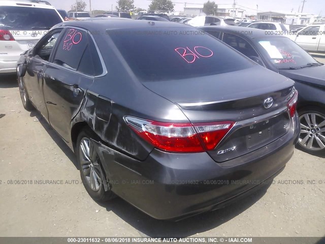 4T1BF1FK6HU325239 - 2017 TOYOTA CAMRY LE/XLE/SE/XSE GRAY photo 3