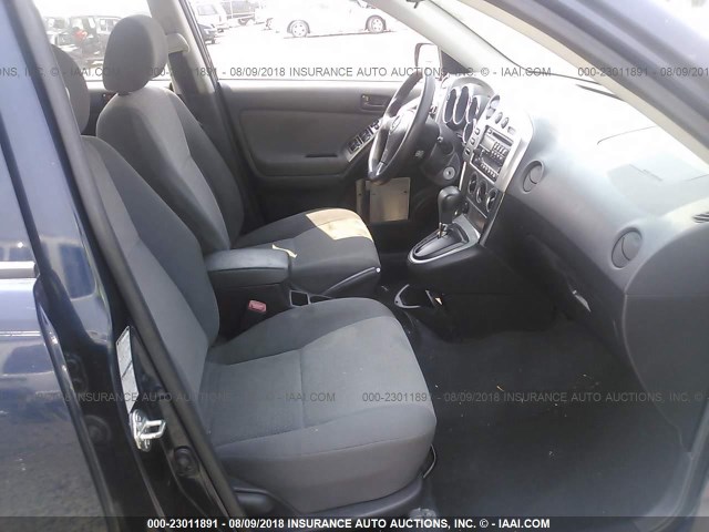 2T1LR32E64C310677 - 2004 TOYOTA COROLLA MATRIX XR BLUE photo 5