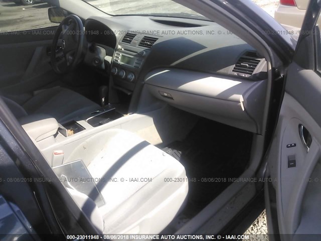 4T1BF3EK9AU054504 - 2010 TOYOTA CAMRY SE/LE/XLE ნაცრისფერი ფოტო 5