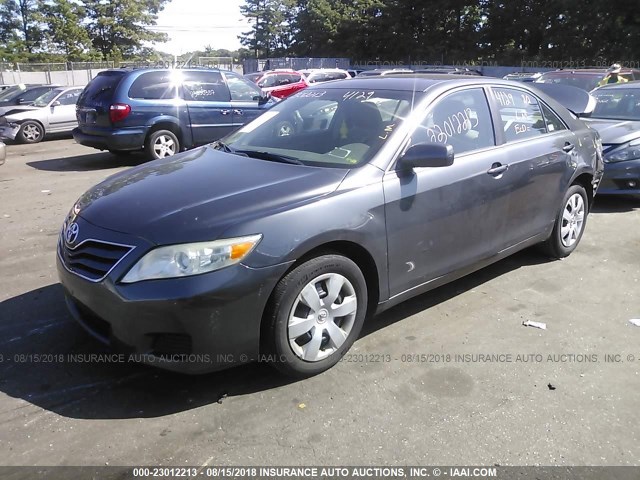 4T1BF3EK4AU025542 - 2010 TOYOTA CAMRY SE/LE/XLE ნაცრისფერი ფოტო 2