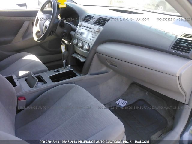 4T1BF3EK4AU025542 - 2010 TOYOTA CAMRY SE/LE/XLE ნაცრისფერი ფოტო 5