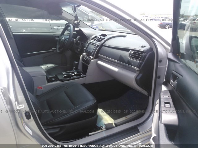 4T1BF1FK5CU122562 - 2012 TOYOTA CAMRY SE/LE/XLE SILVER photo 5