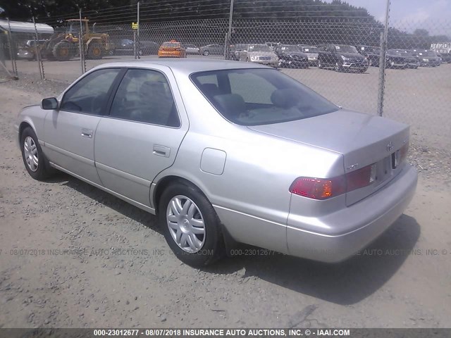 4T1BG28KXYU672590 - 2000 TOYOTA CAMRY CE/LE/XLE SILVER photo 3