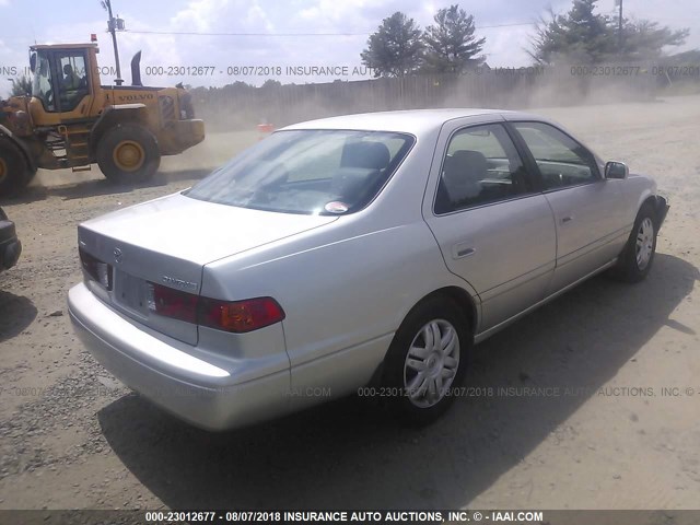 4T1BG28KXYU672590 - 2000 TOYOTA CAMRY CE/LE/XLE SILVER photo 4