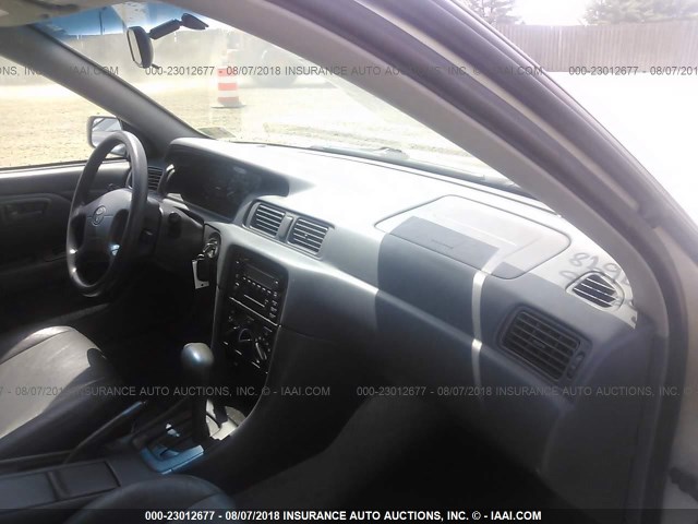 4T1BG28KXYU672590 - 2000 TOYOTA CAMRY CE/LE/XLE SILVER photo 5