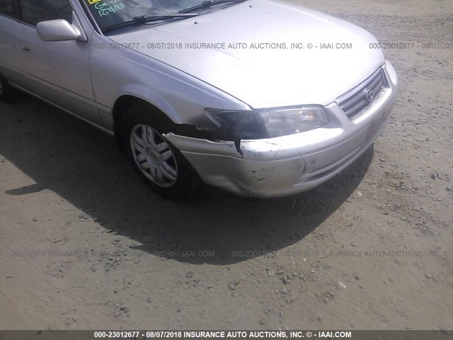 4T1BG28KXYU672590 - 2000 TOYOTA CAMRY CE/LE/XLE SILVER photo 6