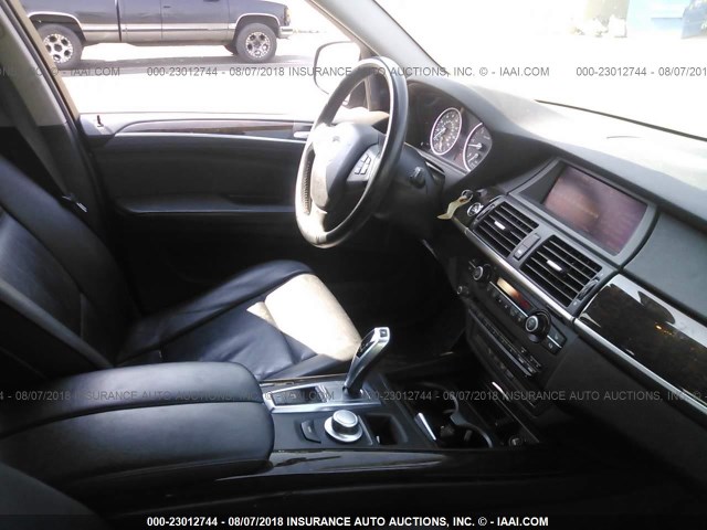 5UXFF03519LJ98176 - 2009 BMW X5 XDRIVE35D GRAY photo 5