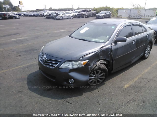 4T4BF3EK1BR122169 - 2011 TOYOTA CAMRY SE/LE/XLE ნაცრისფერი ფოტო 2