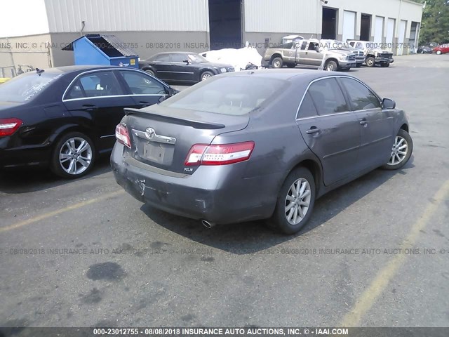 4T4BF3EK1BR122169 - 2011 TOYOTA CAMRY SE/LE/XLE ნაცრისფერი ფოტო 4