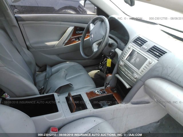 4T4BF3EK1BR122169 - 2011 TOYOTA CAMRY SE/LE/XLE ნაცრისფერი ფოტო 5