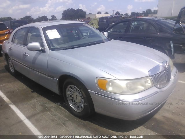 1LNFM82W6WY636748 - 1998 LINCOLN TOWN CAR SIGNATURE SILVER photo 1