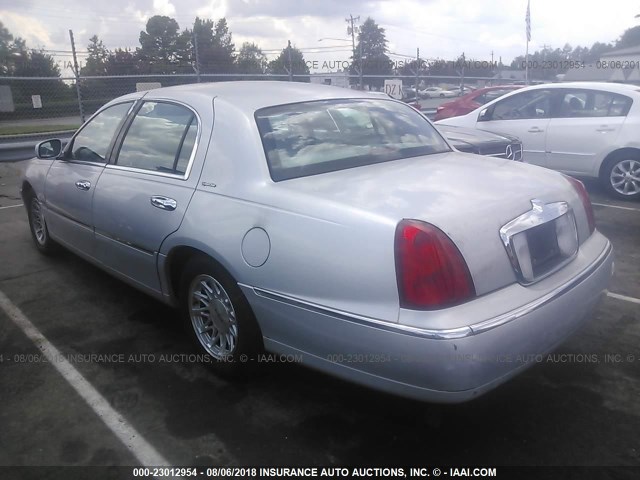 1LNFM82W6WY636748 - 1998 LINCOLN TOWN CAR SIGNATURE SILVER photo 3