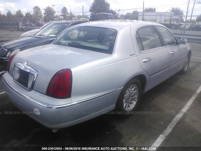 1LNFM82W6WY636748 - 1998 LINCOLN TOWN CAR SIGNATURE SILVER photo 4