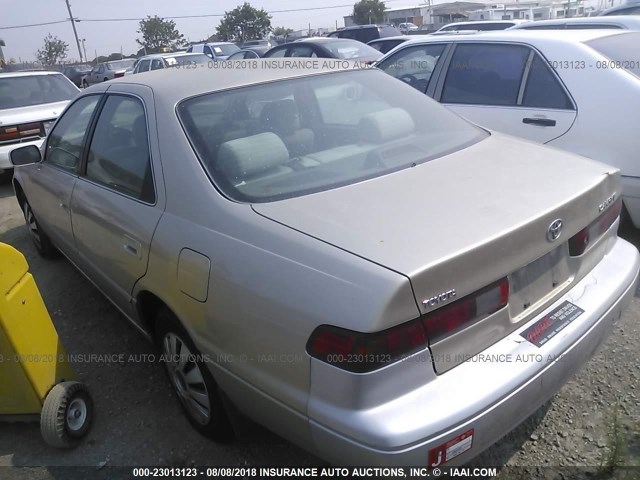 JT2BG22K9W0130908 - 1998 TOYOTA CAMRY CE/LE/XLE TAN photo 3