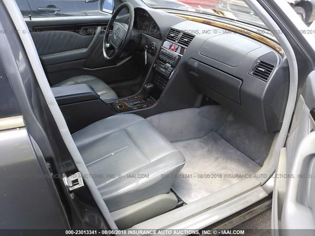 WDBHA22E9TF424541 - 1996 MERCEDES-BENZ C 220 GRAY photo 5