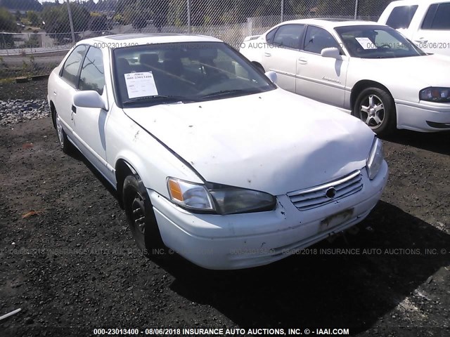 JT2BG28K7W0147407 - 1998 TOYOTA CAMRY LE/XLE WHITE photo 1