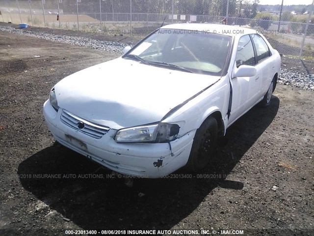 JT2BG28K7W0147407 - 1998 TOYOTA CAMRY LE/XLE WHITE photo 2