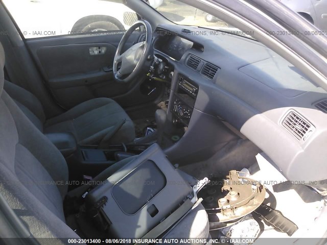 JT2BG28K7W0147407 - 1998 TOYOTA CAMRY LE/XLE WHITE photo 5