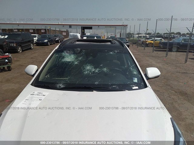 KM8SRDHF8JU265527 - 2018 HYUNDAI SANTA FE SE/LIMITED WHITE photo 6