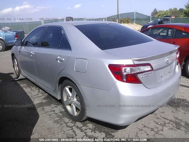 4T1BF1FK9EU412208 - 2014 TOYOTA CAMRY L/SE/LE/XLE Gümüş foto 3