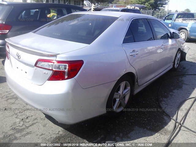 4T1BF1FK9EU412208 - 2014 TOYOTA CAMRY L/SE/LE/XLE Gümüş foto 4
