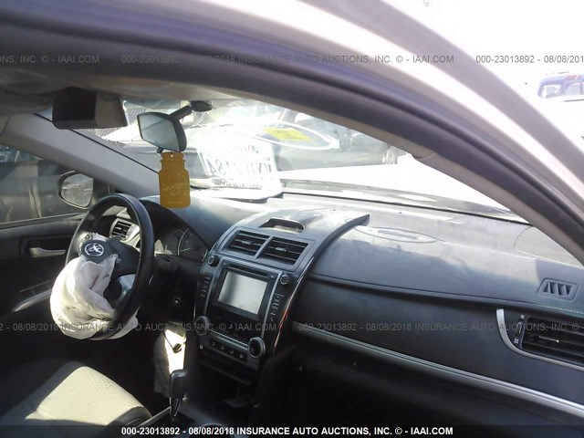4T1BF1FK9EU412208 - 2014 TOYOTA CAMRY L/SE/LE/XLE Gümüş foto 5