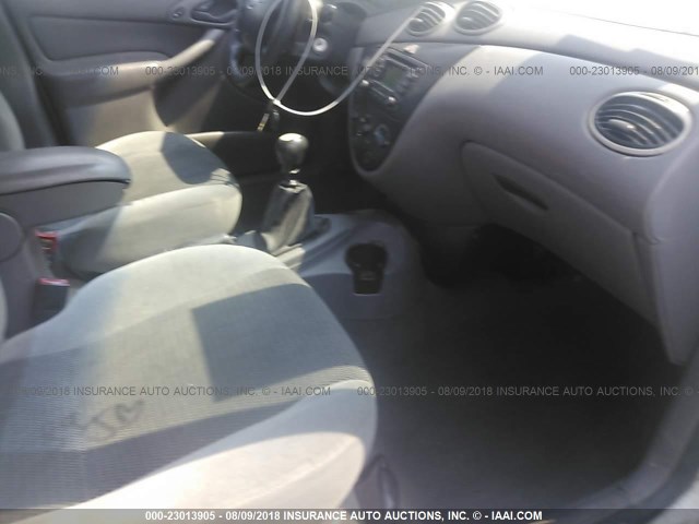 1FAFP34393W146920 - 2003 FORD FOCUS SE COMFORT/SE SPORT WHITE photo 5