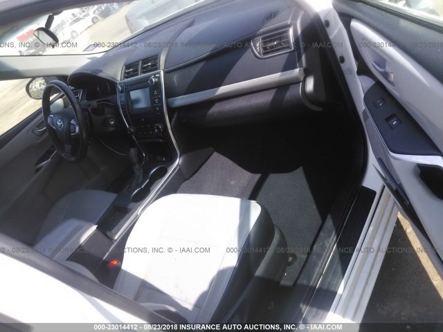 4T1BF1FK7GU235516 - 2016 TOYOTA CAMRY LE/XLE/SE/XSE 白色 照片 5