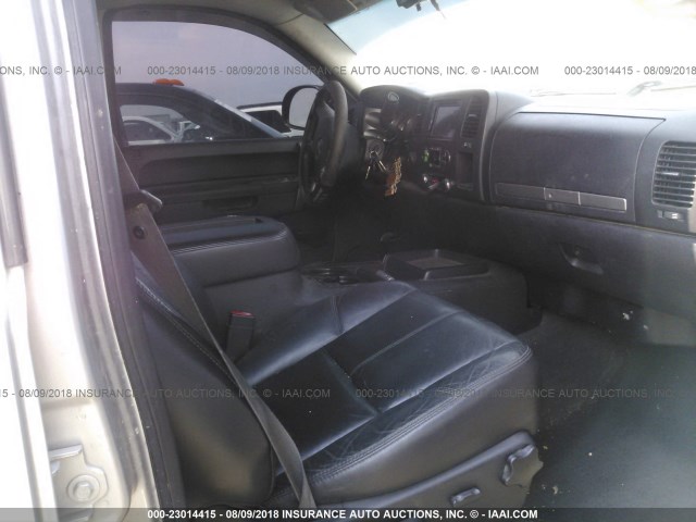 3GTU2VE22BG393680 - 2011 GMC SIERRA K1500 SLE SILVER photo 5