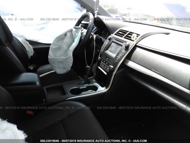 4T1BF1FK4GU264424 - 2016 TOYOTA CAMRY LE/XLE/SE/XSE SILVER photo 5