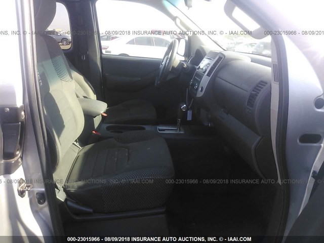 1N6AD0CU2DN745040 - 2013 NISSAN FRONTIER SV/PRO-4X SILVER photo 5