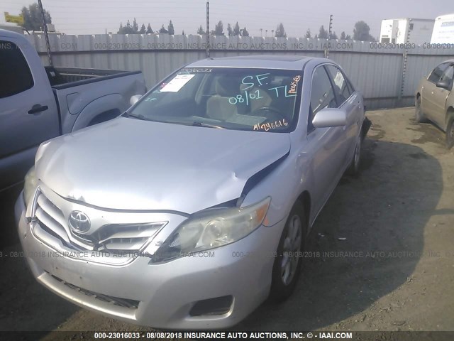 4T4BF3EK5BR157586 - 2011 TOYOTA CAMRY SE/LE/XLE ვერცხლისფერი ფოტო 2