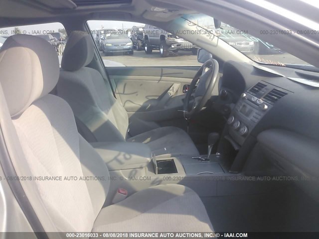 4T4BF3EK5BR157586 - 2011 TOYOTA CAMRY SE/LE/XLE ვერცხლისფერი ფოტო 5