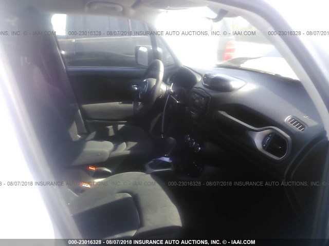 ZACCJAAB7HPF30603 - 2017 JEEP RENEGADE SPORT Արծաթագույն լուսանկար 5