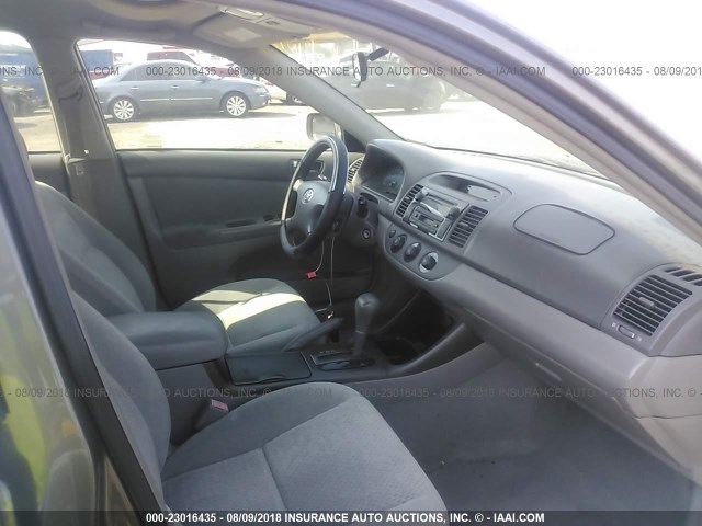 4T1BE32K43U748706 - 2003 TOYOTA CAMRY LE/XLE/SE ნაცრისფერი ფოტო 5
