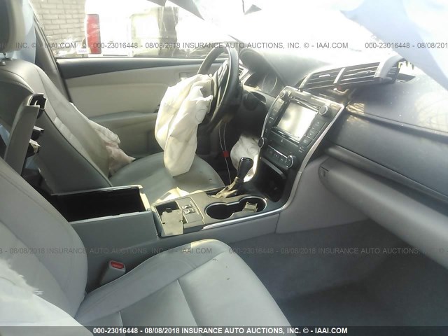 4T1BF1FK6HU625671 - 2017 TOYOTA CAMRY LE/XLE/SE/XSE 银色 照片 5