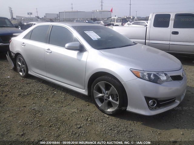 4T1BF1FKXEU431320 - 2014 TOYOTA CAMRY L/SE/LE/XLE ვერცხლისფერი ფოტო 1