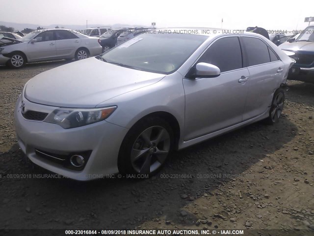 4T1BF1FKXEU431320 - 2014 TOYOTA CAMRY L/SE/LE/XLE ვერცხლისფერი ფოტო 2