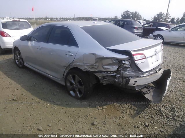 4T1BF1FKXEU431320 - 2014 TOYOTA CAMRY L/SE/LE/XLE ვერცხლისფერი ფოტო 3