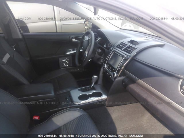 4T1BF1FKXEU431320 - 2014 TOYOTA CAMRY L/SE/LE/XLE ვერცხლისფერი ფოტო 5