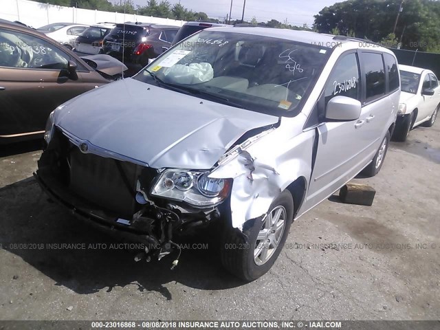 2A4RR5D10AR319297 - 2010 CHRYSLER TOWN & COUNTRY TOURING ვერცხლისფერი ფოტო 2