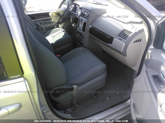 2A4RR5D10AR319297 - 2010 CHRYSLER TOWN & COUNTRY TOURING ვერცხლისფერი ფოტო 5