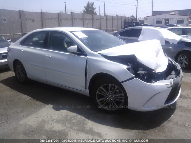 4T1BF1FK5HU408211 - 2017 TOYOTA CAMRY LE/XLE/SE/XSE 白色 照片 1