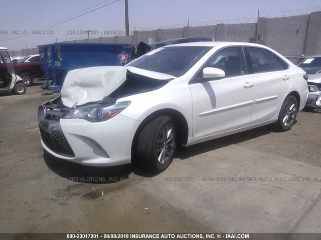 4T1BF1FK5HU408211 - 2017 TOYOTA CAMRY LE/XLE/SE/XSE 白色 照片 2