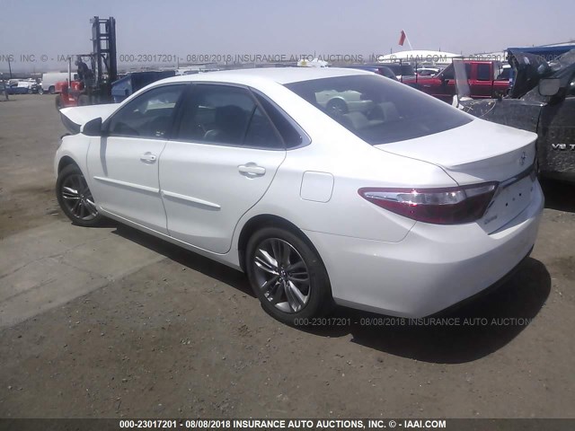 4T1BF1FK5HU408211 - 2017 TOYOTA CAMRY LE/XLE/SE/XSE 白色 照片 3
