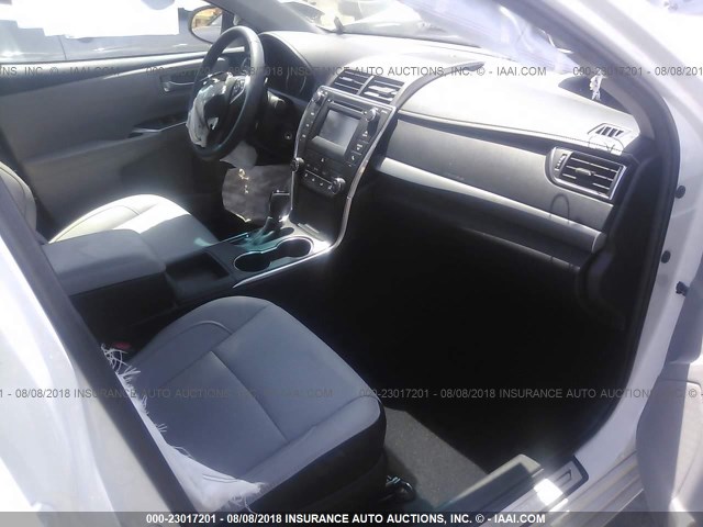 4T1BF1FK5HU408211 - 2017 TOYOTA CAMRY LE/XLE/SE/XSE 白色 照片 5